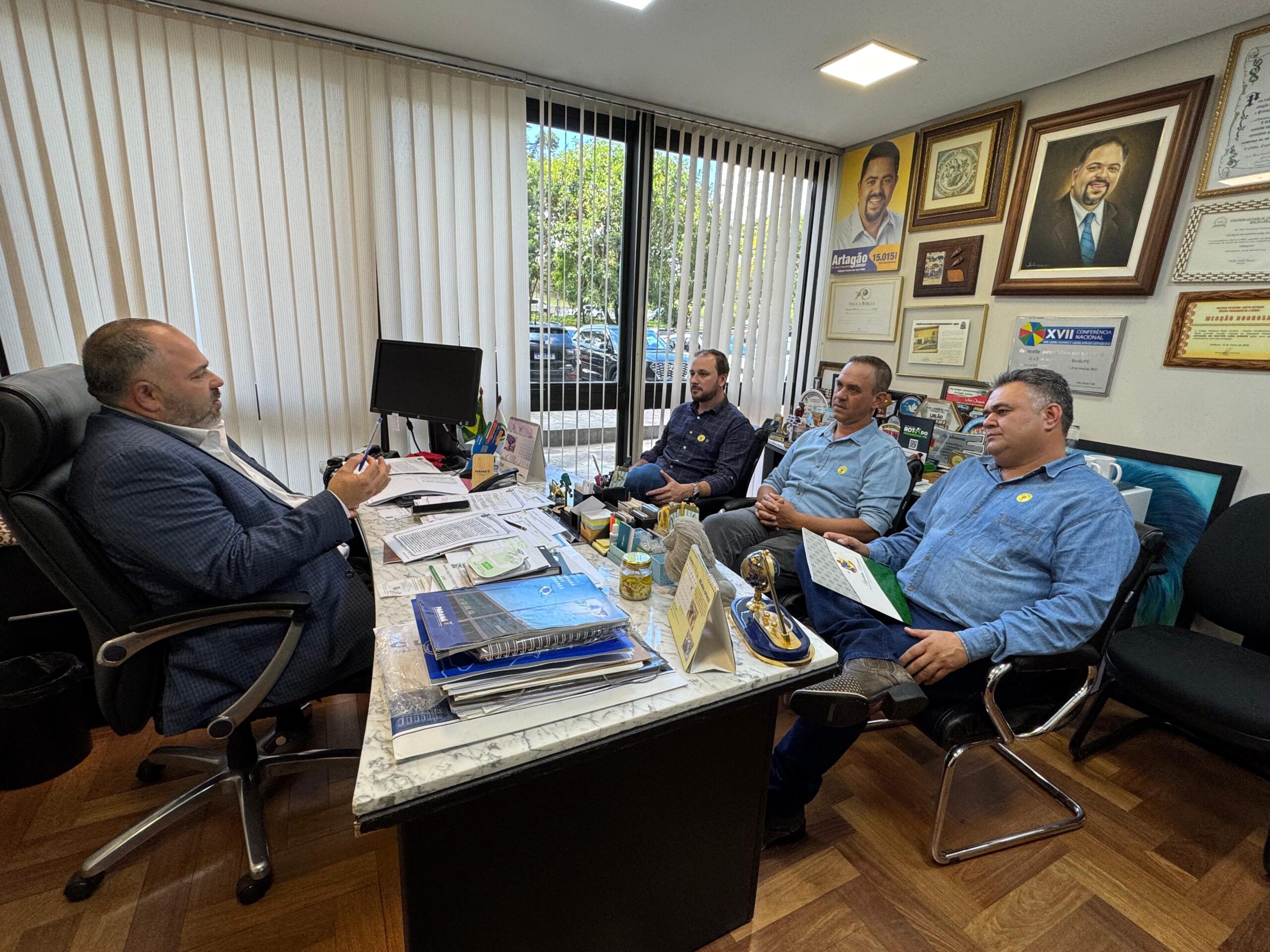 Deputado Artagão Júnior recebeu o prefeito Jaison Mendes, o presidente da Câmara Juvinha Viola e o vereador Fabio Borsoi (Foto: Ascom/AT)