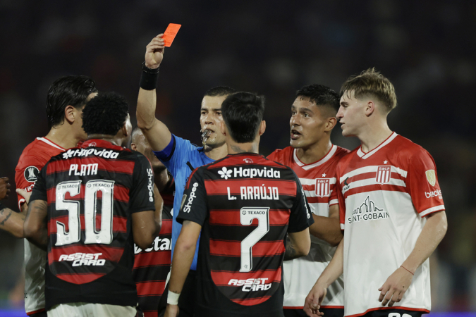 Plata é expulso pelo árbitro Andrés Rojas, durante partida das quartas de final da Libertadores entre Flamengo e Estudiantes (Divulgação: Jovem Pan)