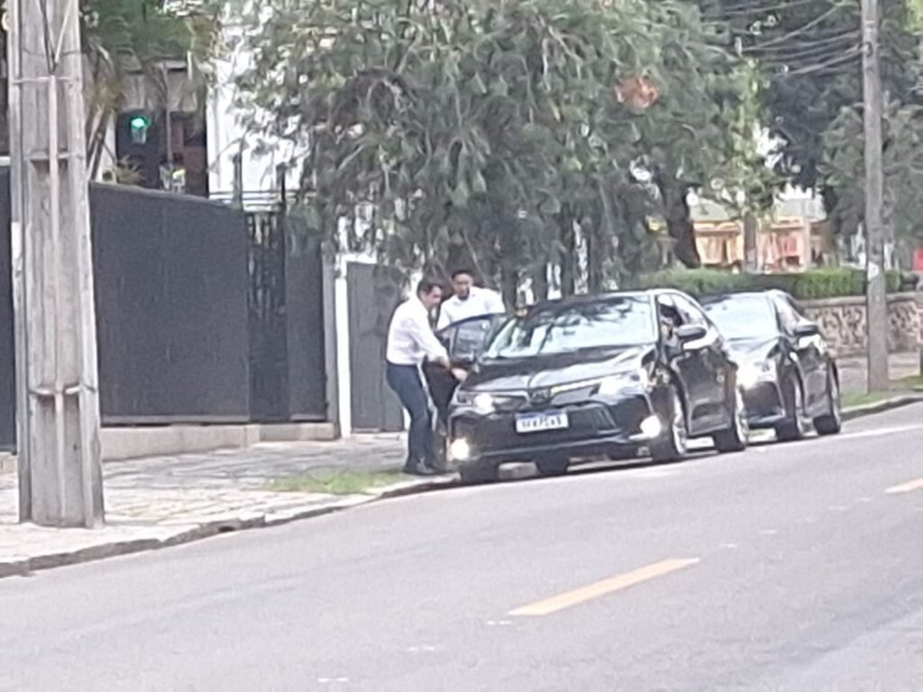 Alexandre Curi saindo supostamente do escritório político de Gleisi Hoffmann (Divulgação)