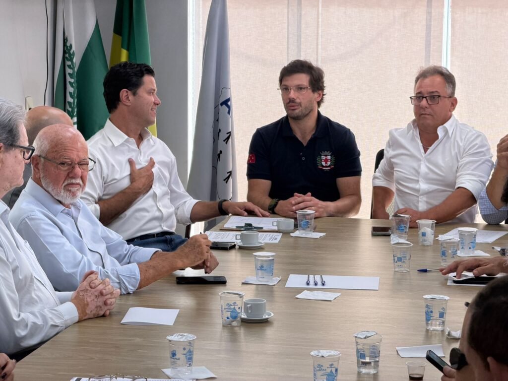 Secretário Guto Silva com o prefeito de Londrina Tiago Amaral e demais prefeitos da Amepar (Crédito/Fotos: AMEPAR/Divulgação)