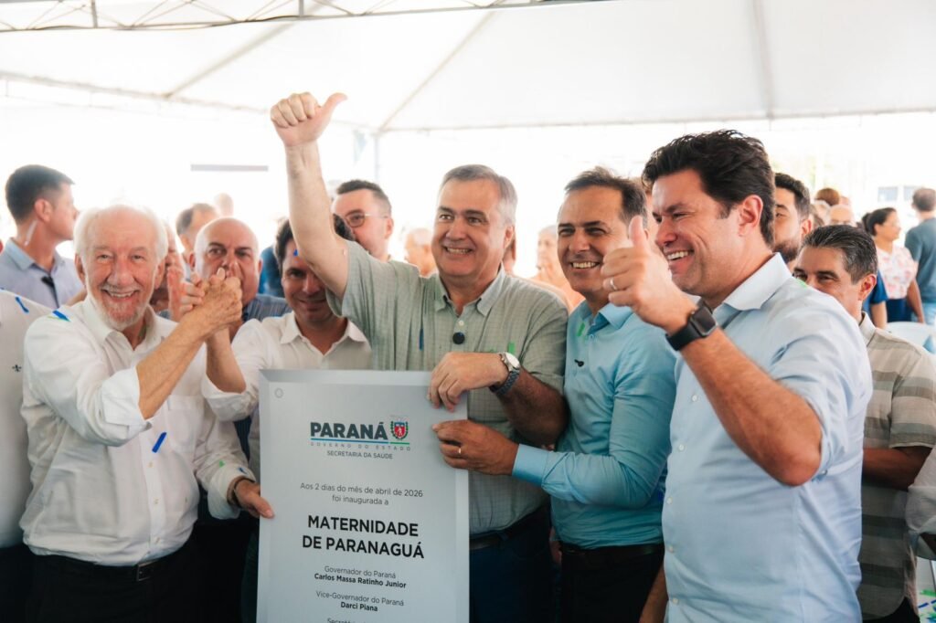 Guto Silva acompanhado do vice-governador Darci Pìana, do secretário Beto Preto e do prefeito Adriano Ramos (Foto: Crédito/Fotos: Secid-Pr/AEN)