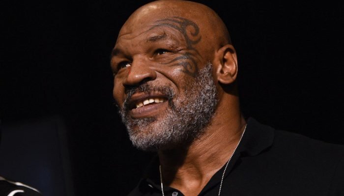 Mike Tyson anuncia África como local para a luta de exibição com Floyd Mayweather em março