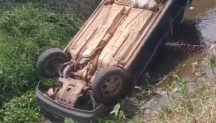 Policiais salvam motorista de VW Gol tombado em córrego em Guarapuava