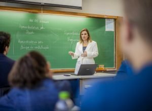 UEM abre concurso com 73 vagas para professores efetivos, salários até R$ 16,5 mil