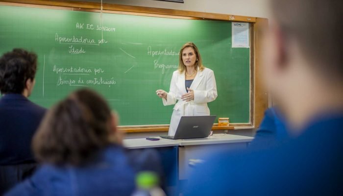 UEM abre concurso com 73 vagas para professores efetivos, salários até R$ 16,5 mil