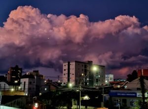 Inmet emite alerta de tempestade no Paraná com chuva forte, granizo e ventos de até 100 km/h