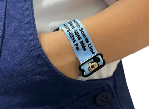 Projeto de Lei 632/25 exige pulseiras de identificação para crianças em hotéis