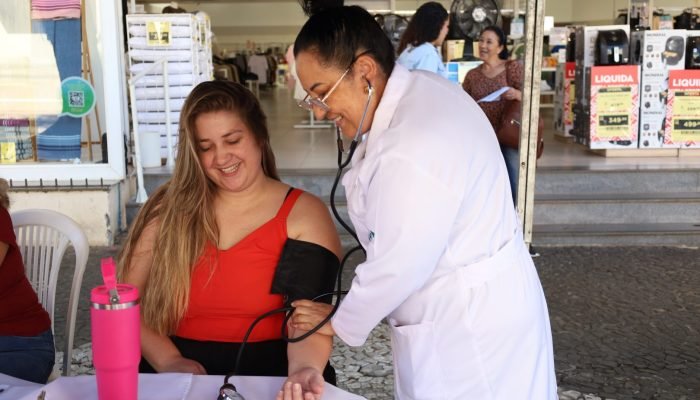 Guarapuava realiza ação do Janeiro Branco na Rua XV de Novembro