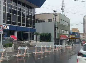 Guarapuava altera local das vagas de táxi em frente à Caixa