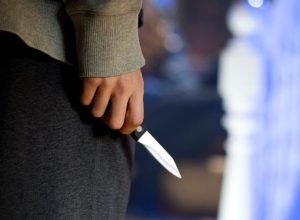 Mulher é esfaqueada nas costas pela própria filha em Guarapuava