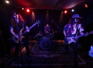 Shows gratuitos de MPB, rock e sertanejo agitam a 1ª semana dos Palcos Sunset no Litoral