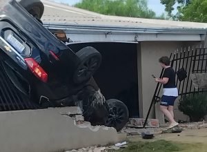 Carro perde controle, invade casa e motoristas fogem a pé em Guarapuava