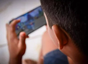 Homem de 25 anos denunciado por estupro e crimes contra crianças após usar perfis falsos