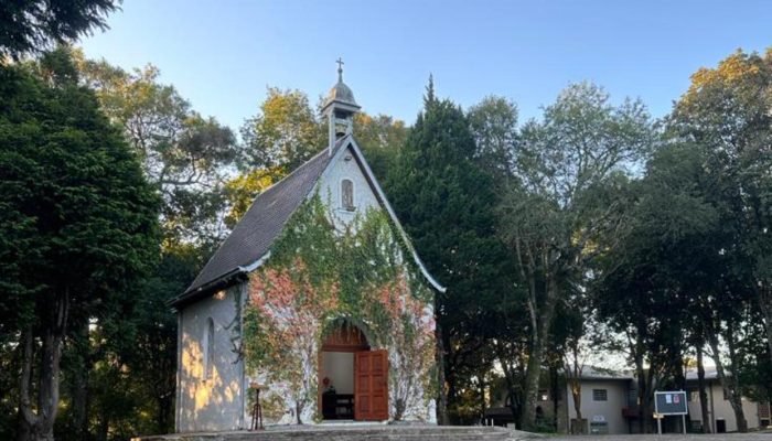 Criminosos incendiando Santuário de Schoenstatt em Guarapuava