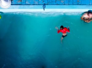 Bombeiros do Paraná ensinam medidas para evitar afogamentos em piscinas