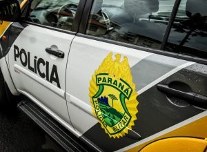 Vândalo danifica ônibus no Centro de Guarapuava e foge antes da chegada da PM