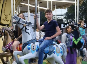 Carrossel de Natal funciona até domingo 4 no Centro de Guarapuava