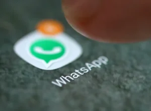 Estudo mostra que brasileiros falam menos de política no WhatsApp no aplicativo