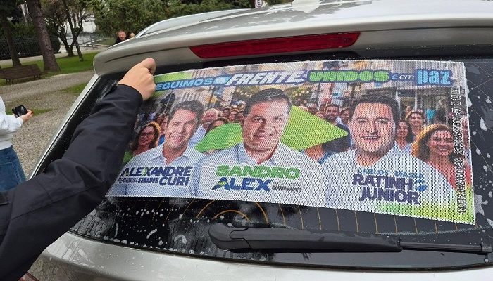 Adesivaco-de-Alexandre-Curi-Sandro-Alex-e-Ratinho-Junior.jpg