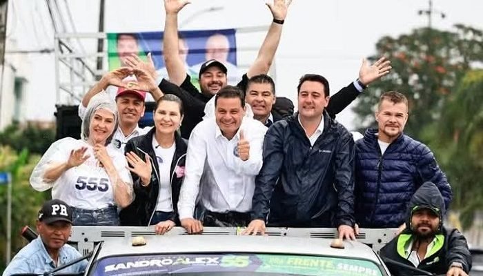 Adriano-Ramos-Marcelo-Roque-e-Fabiana-Parro-com-Cristina-Graeml-Sandro-Alex-e-Ratinho-Junior.jpg