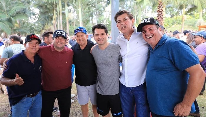 Alexandre-Curi-com-liderancas.jpg