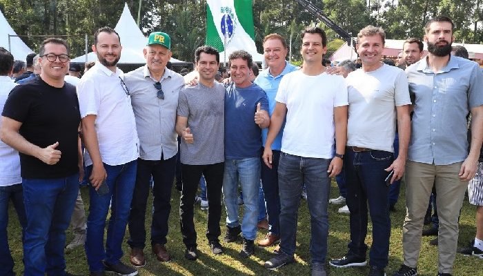 Alexandre-Curi-e-Eduardo-Pimentel-com-liderancas-paranaenses.jpg