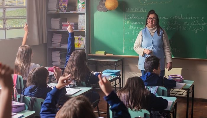 Estudantes-da-basica-e-professora.jpg