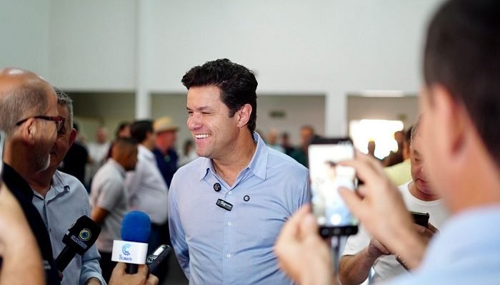 Guto-Silva-rindo.jpg