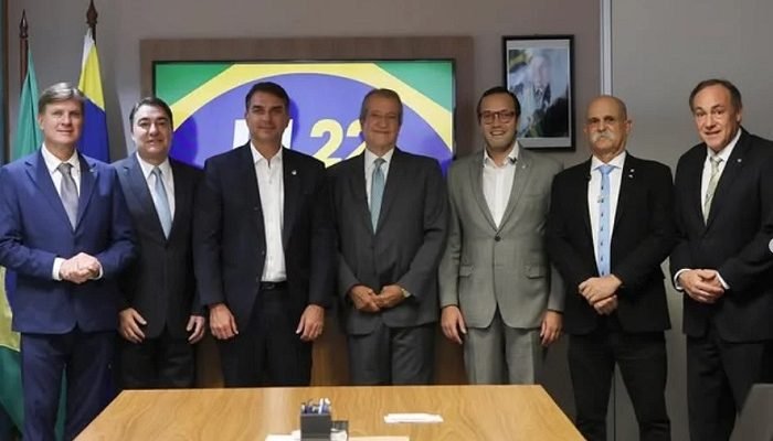 Nelsinho-Padovani-Giacobo-Flavio-Bolsonaro-Valdemar-da-Costa-Neto-Filipe-Francischini-Delegado-Fahur.jpeg