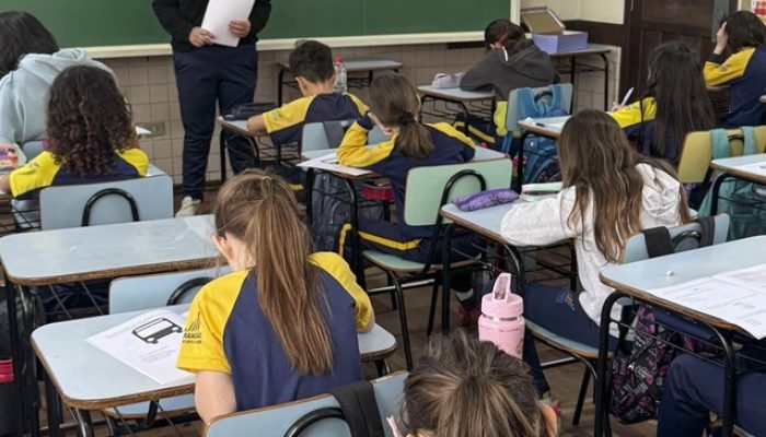 Professor-e-Estudantes-do-basico.jpg