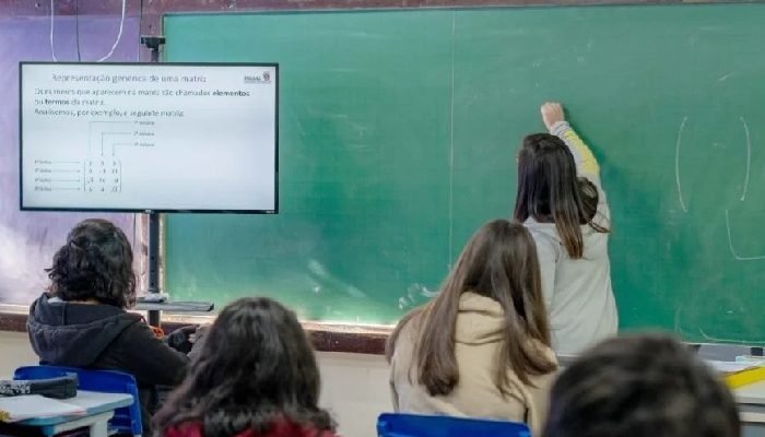 Professora-e-Alunos.jpg
