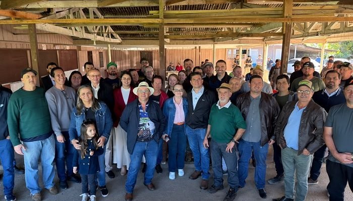 Sergio-Moro-e-Denian-Couto-com-produtores-rurais-de-Guaratuba.jpg