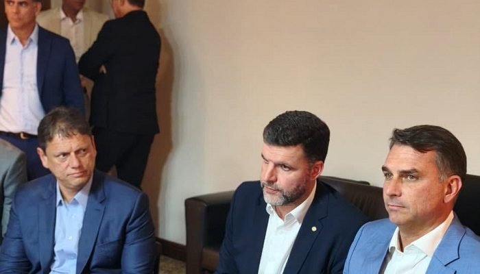 Tarcisio-de-Freitas-Pedro-Lupion-e-Flavio-Bolsonaro.jpg