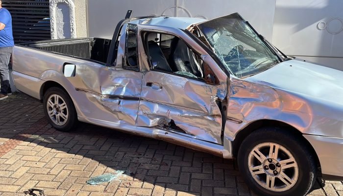 Acidente entre ônibus e Saveiro causa morte no centro de Cascavel