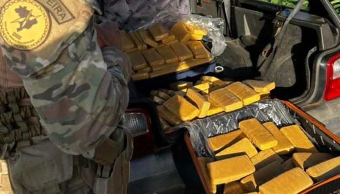 PRF apreende 90 kg de maconha após fuga na BR-277