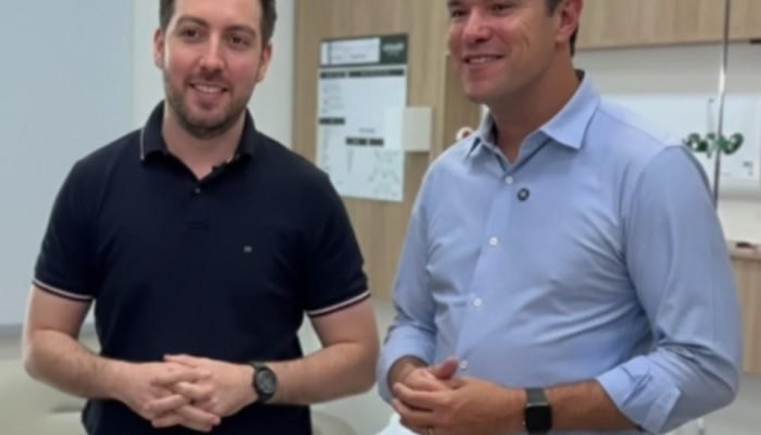 Secretário das Cidades Guto Silva e o neurocirurgião João Elias El Sarraf (Foto: Ascom/GS)