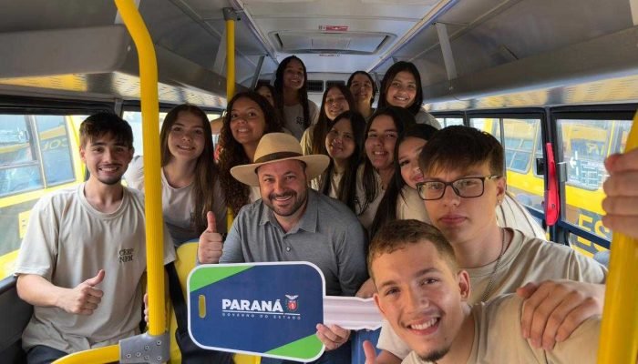 Deputado Geraldo Mendes com alunos da rede estadual de Ensino durante entrega dos ônibus (Foto: Ascom/GM)