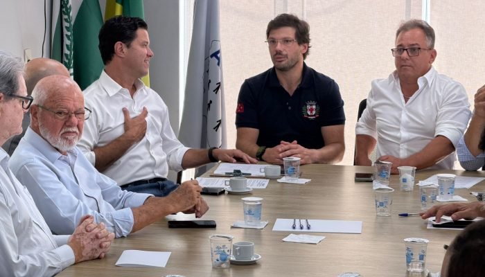 Secretário Guto Silva com o prefeito de Londrina Tiago Amaral e demais prefeitos da Amepar (Crédito/Fotos: AMEPAR/Divulgação)