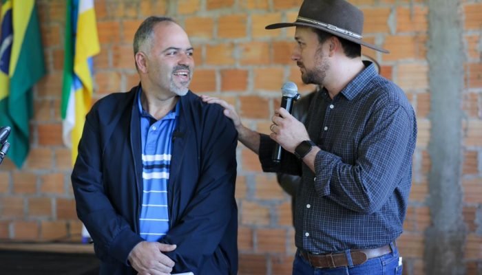 Deputado estadual Artagão Júnior e o prefeito Jaison Mendes durante cerimônia de anúncio dos recursos para as pavimentações (Foto: Ascom/AJ)