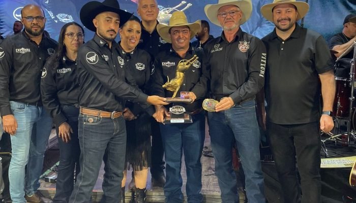 Geraldo Mendes acompanha a entrega da premiação do rodeio (Ascom/GM)