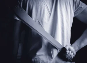 Homem armado com facão retorna ao Guará, ameaçando esposa