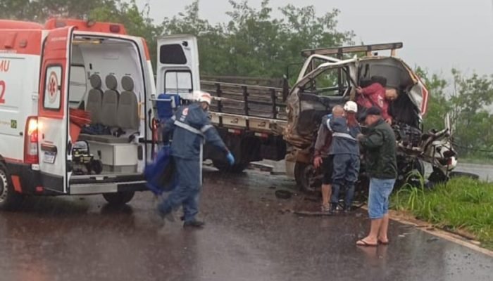 Batida frontal entre caminhões deixa três feridos na BR-369, entre Corbélia e Ubiratã