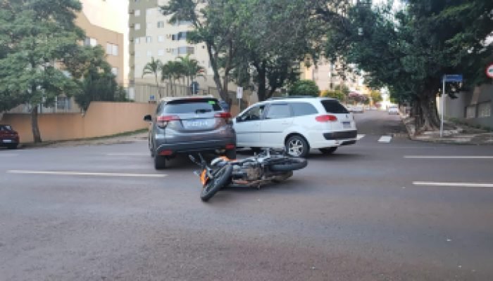 acidente-envolve-dois-carros-e-uma-moto-no-centro-de-cascavel.jpeg