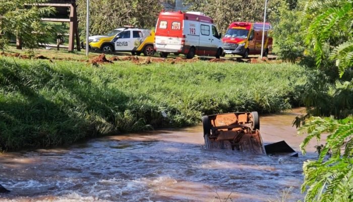 Veículo cai no Rio Toledo; mulher morre e três pessoas são resgatadas