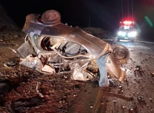 Carro colide frontalmente com ônibus, deixando motorista ferido na PRC-466