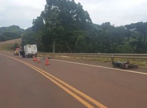 Motociclista de 26 anos morre após colisão com anteparo na PR-239 em Pitanga