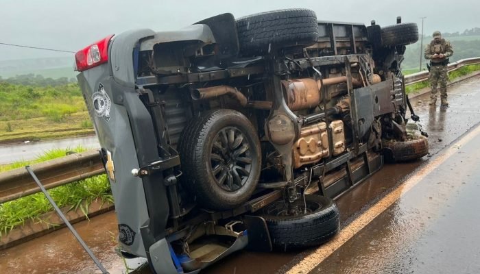 Viatura da Polícia Penal capota na BR-369 após aquaplanagem em Corbélia