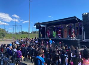 Caminhão Palco leva teatro natalino e música ao distrito da Palmeirinha, em Guarapuava