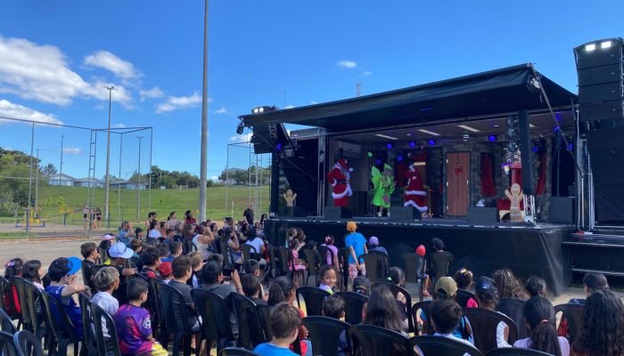 Caminhão Palco leva teatro natalino e música ao distrito da Palmeirinha, em Guarapuava