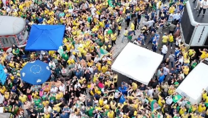 comicio-de-apoio-a-Flavio-Bolsonaro.jpg